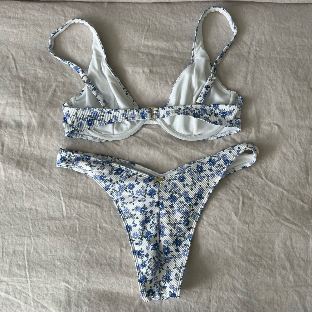 Hollister White and Blue Floral Ribbed Underwire Bikini Set - Picture 2 of 6